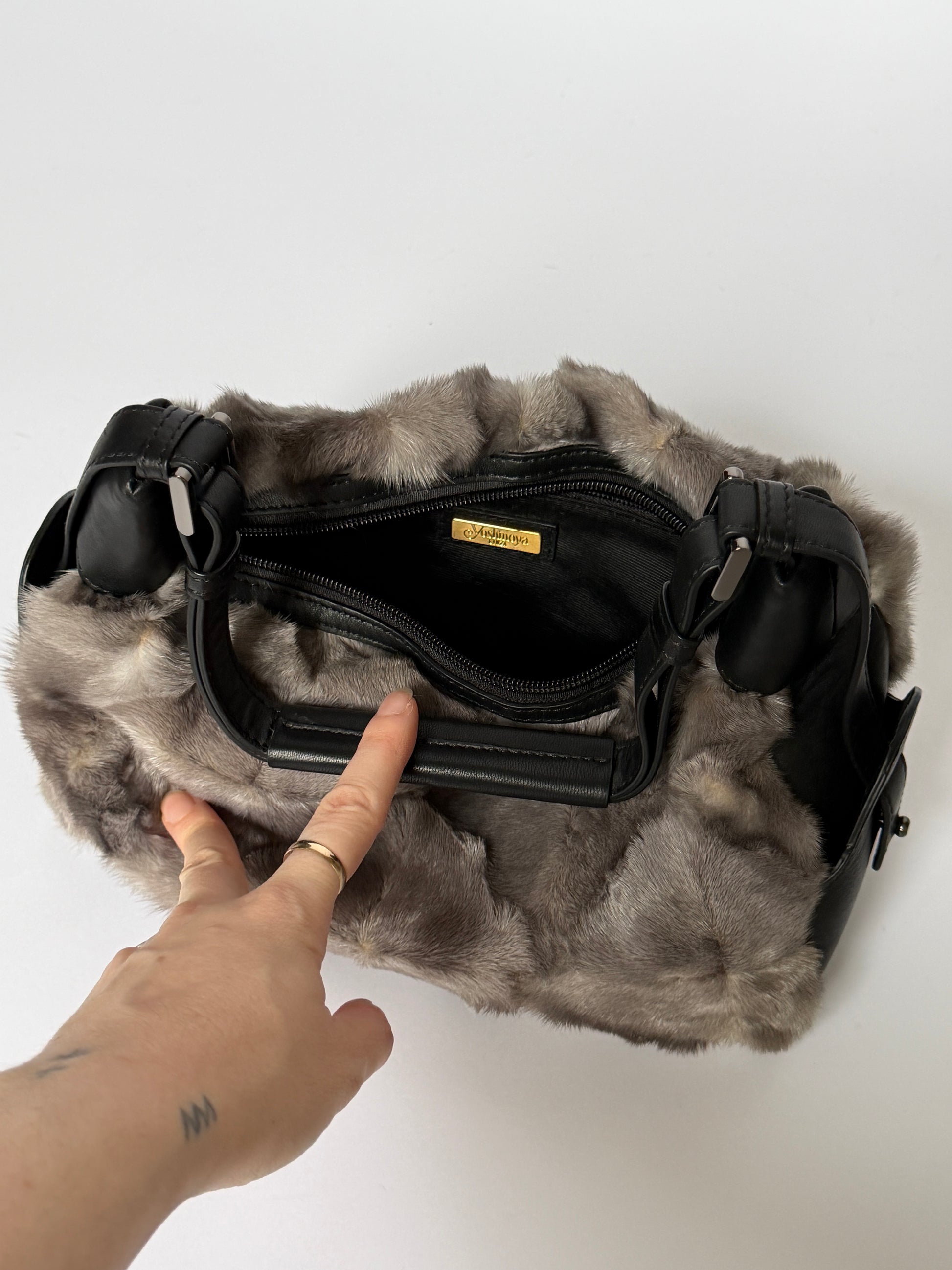 Vintage Ginza Yoshinoya grey mink fur shoulder bag with black leather handles — view 2