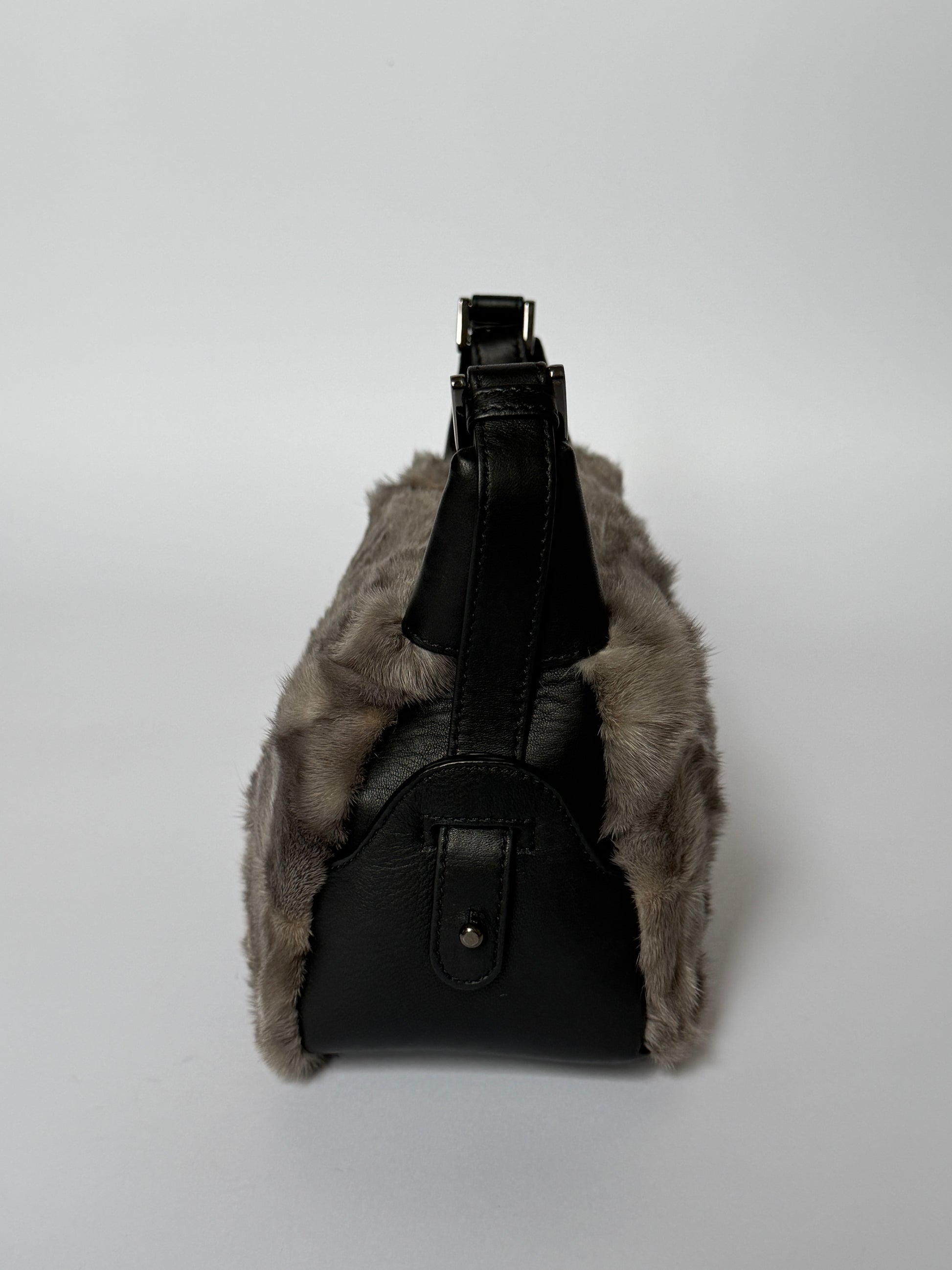 Vintage Ginza Yoshinoya grey mink fur shoulder bag with black leather handles — view 3