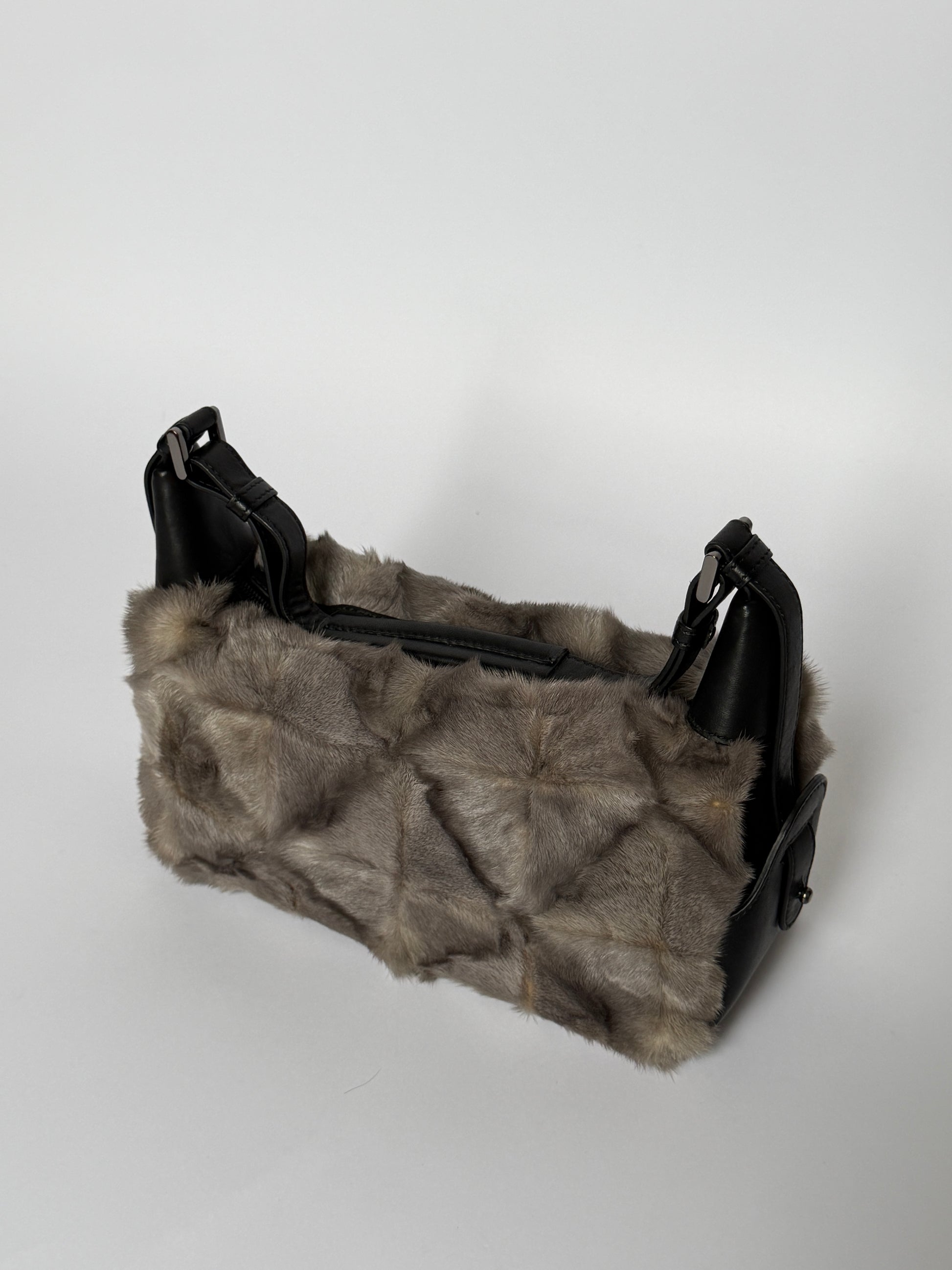 Vintage Ginza Yoshinoya grey mink fur shoulder bag with black leather handles — view 4