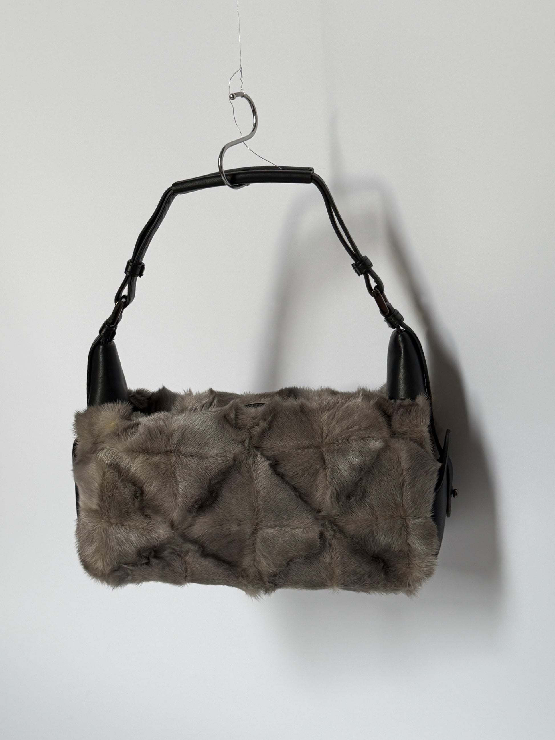 Vintage Ginza Yoshinoya grey mink fur shoulder bag with black leather handles — view 6