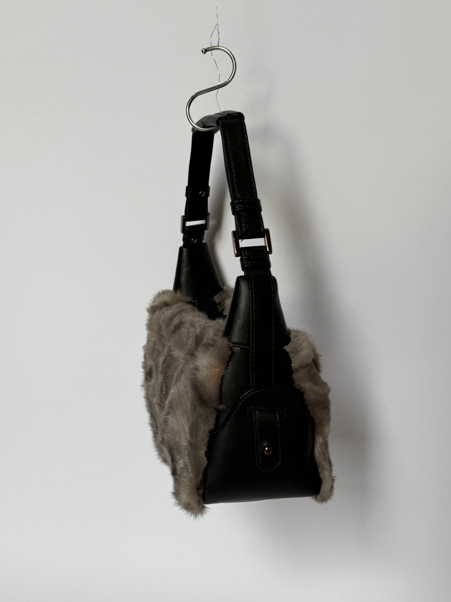 Vintage Ginza Yoshinoya grey mink fur shoulder bag with black leather handles — view 7