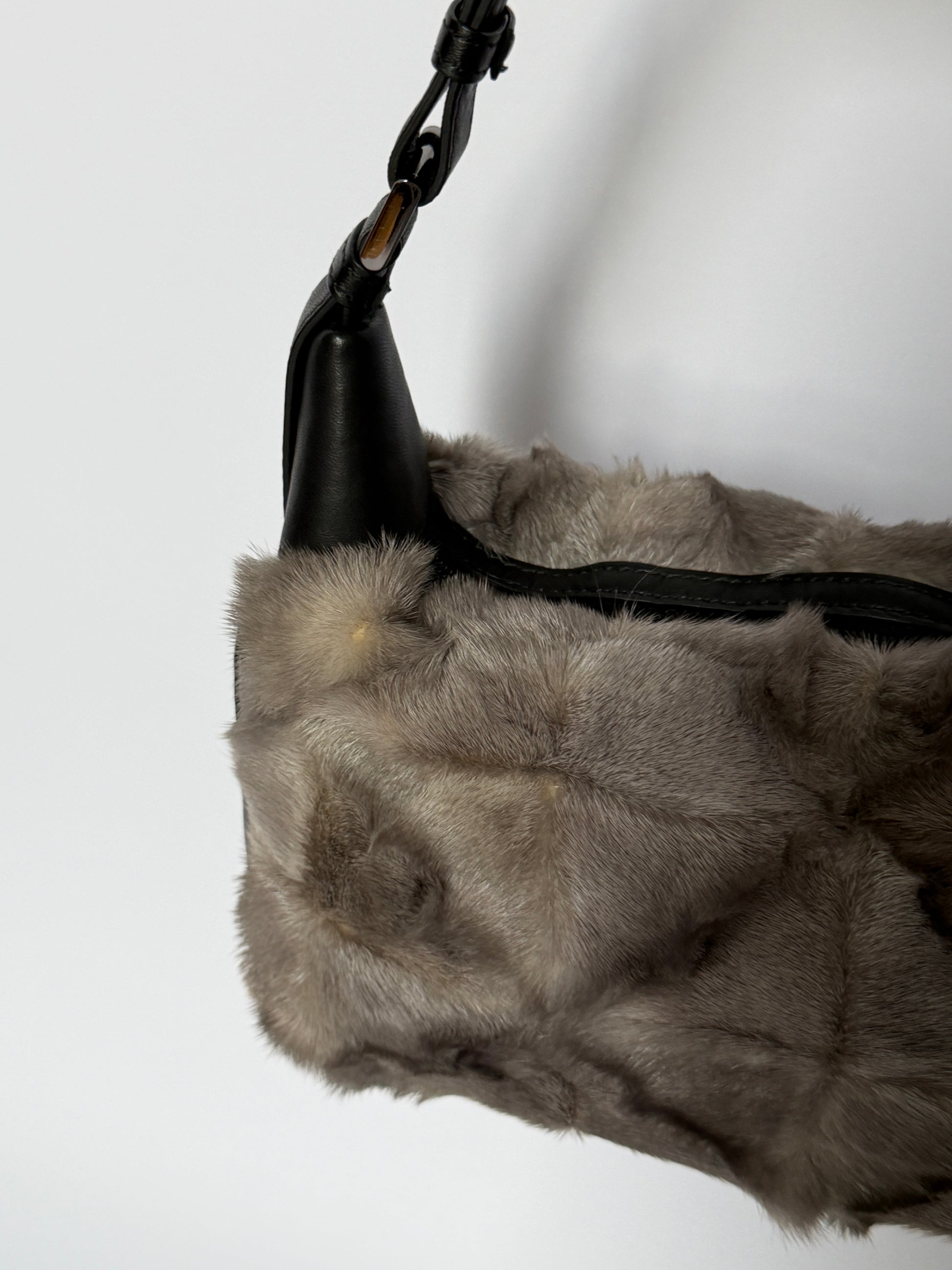 Vintage Ginza Yoshinoya grey mink fur shoulder bag with black leather handles — view 9