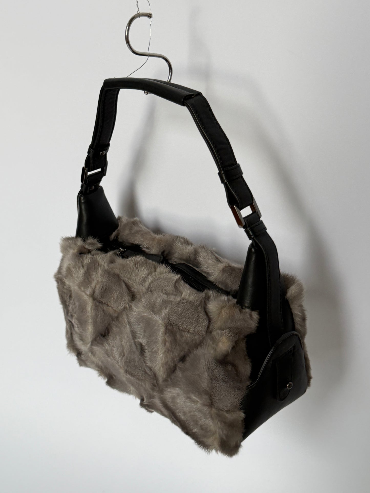 Vintage Ginza Yoshinoya grey mink fur shoulder bag with black leather handles — view 11