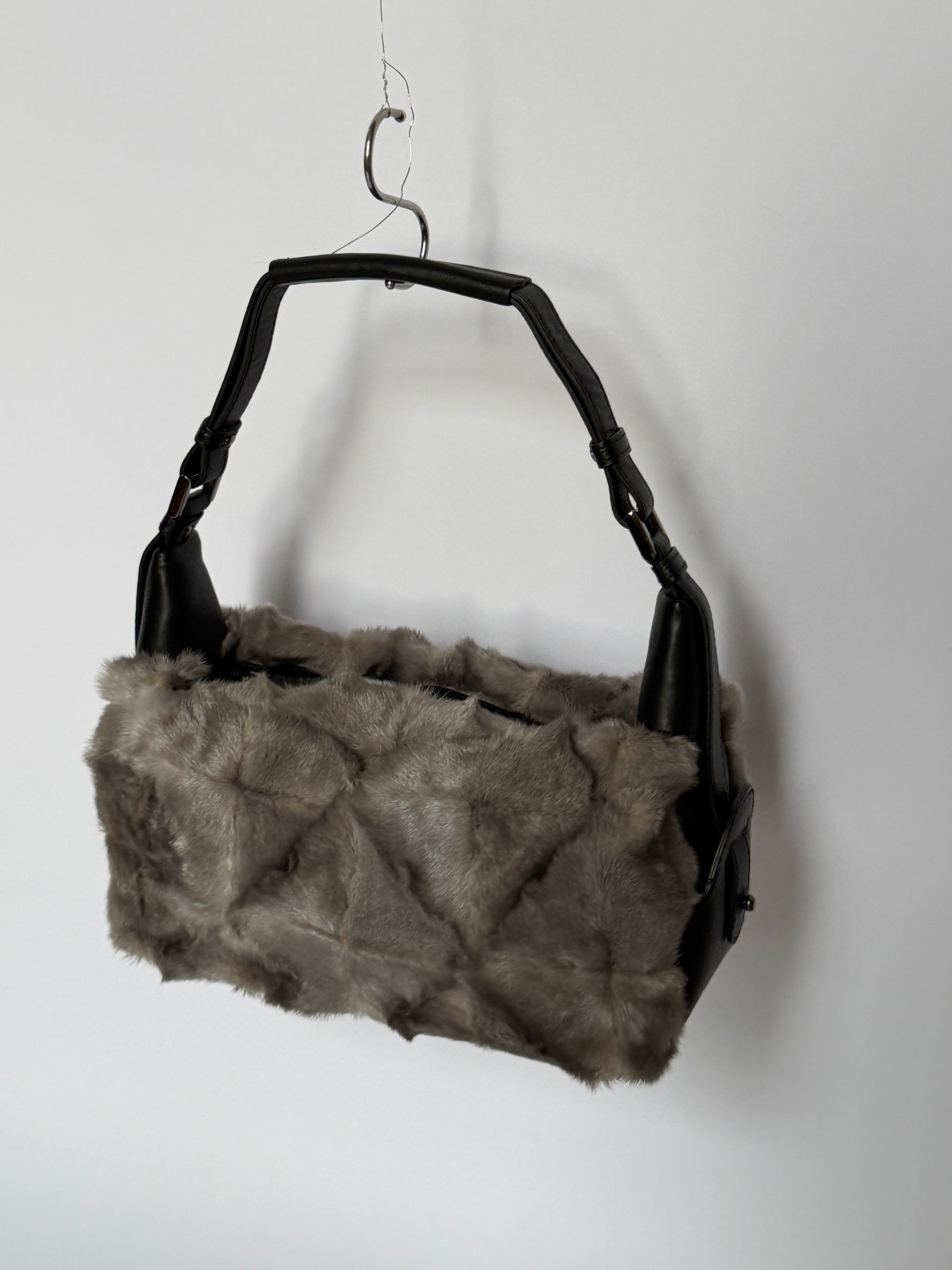 Vintage Ginza Yoshinoya grey mink fur shoulder bag with black leather handles — view 10