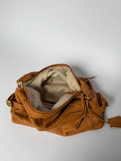 Peaks Peak Tan Textured Leather Shoulder Bag — Padlock Detail