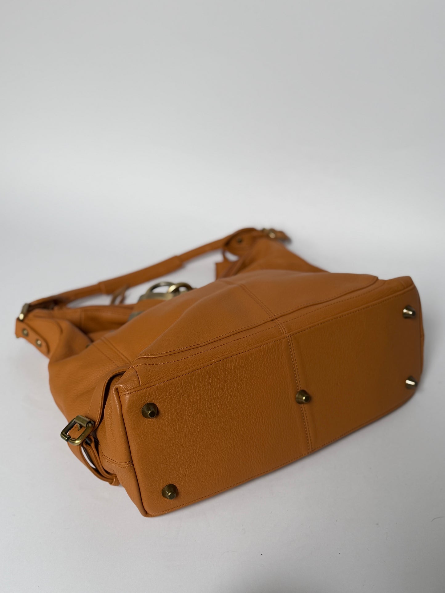 Peaks Peak Tan Textured Leather Shoulder Bag — Padlock Detail