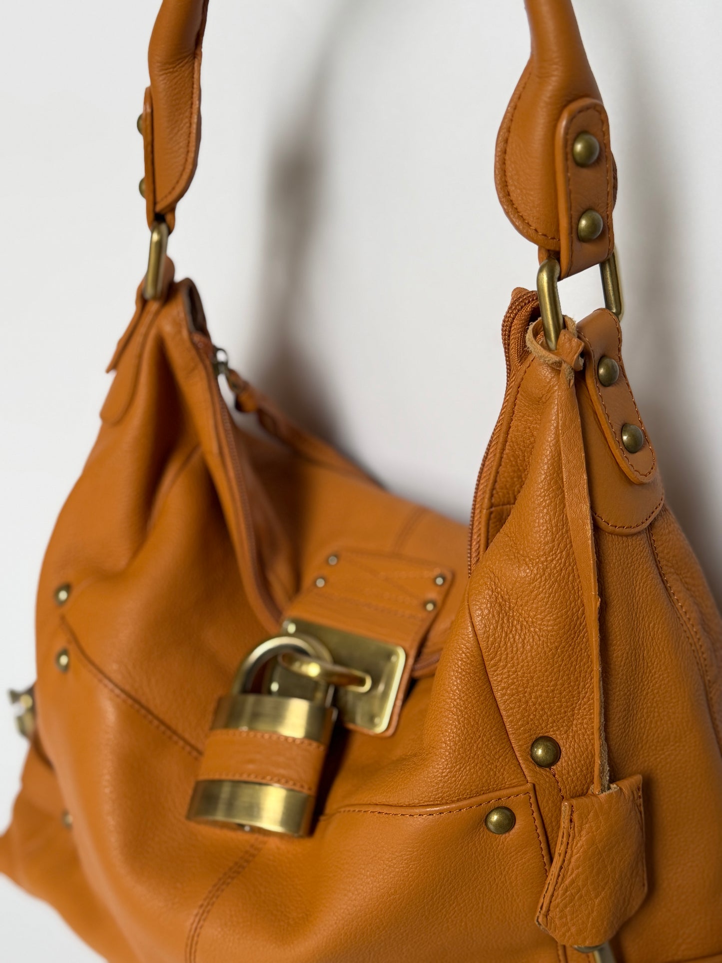 Peaks Peak Tan Textured Leather Shoulder Bag — Padlock Detail