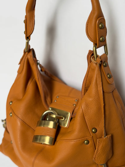Peaks Peak Tan Textured Leather Shoulder Bag — Padlock Detail